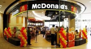 Commercial Franchise in Vietnam under pressure to change (KFC, McDonald, Starbucks and Lotteria were not familiar names for Vietnamese youth. — Photo tradepro.vn)