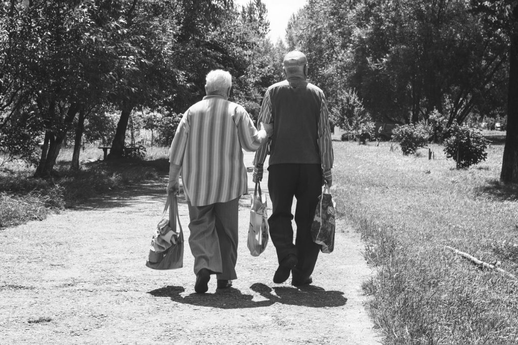 4-tips-to-help-in-finding-a-senior-community-living-for-mom-and-dad